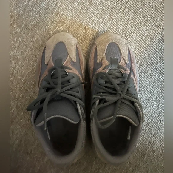 Yeezy Boost 700 - Picture 2 of 5
